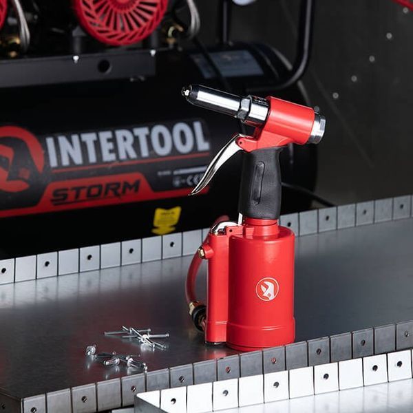 Пістолет заклепувальний пневматичний у кейсі з аксесуарами INTERTOOL PT-1304 PT-1304 фото
